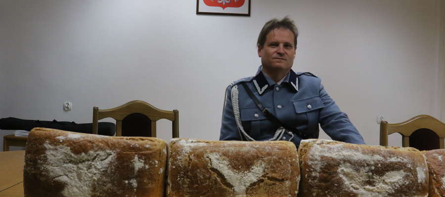 Waldemar Ziarek pokazuje chleb legionowy