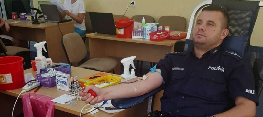 Dzielnicowy Dominik Siestrzewitowski podczas oddawania krwi
