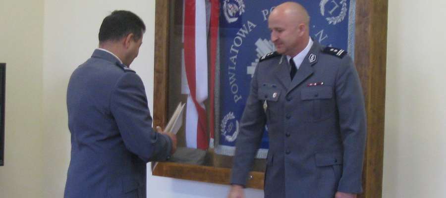 16 lipca 2016 roku mł. asp. Dariusz Ślęzak (po prawej) przyjął nominacje na szefa Komendy Powiatowej Policji w Kętrzynie.