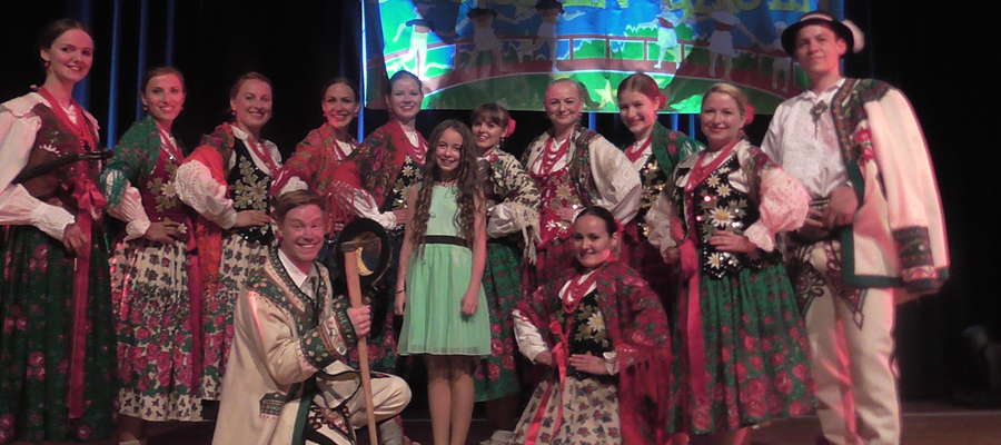 Amelia w towarzystwie zespołu folklorystycznego Polonia z Hanoweru