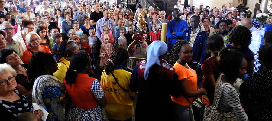 Koncertu gabończyków w kościele wysłuchała spora grupa parafian