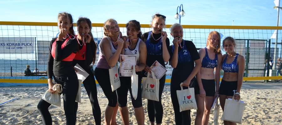 Podium turnieju kadetek, Aleksandra Tomaszewska i Joanna Karpińska trzecia i czwarta z lewej