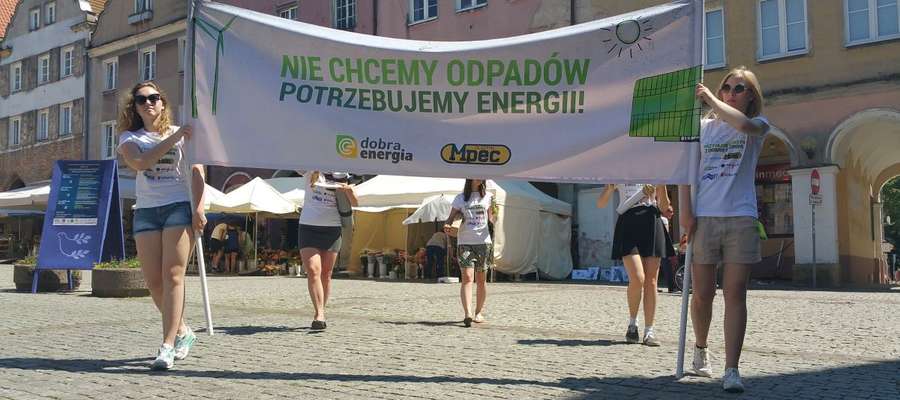 Jedna z akcji przeprowadzonych na olsztyńskiej starówce, której celem było zainteresowanie mieszkańców projektem olsztyńskiej elektrociepłowni wykorzystującej odpady 