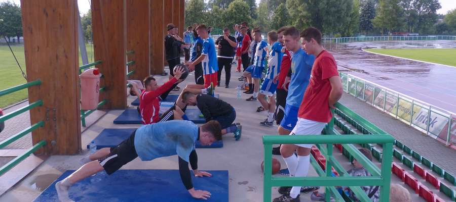 Podczas poniedziałkowej ulewy piłkarze Motoru odbyli zajęcia siłowe pod zadaszeniem Stadionu Łazienkowskiego w Lubawie