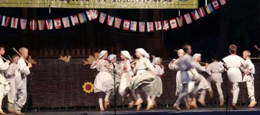 Popatrzcie jak tańczą te dzieci: Zespół Tańca Ludowego Jutrzenka z Niemenczyna 