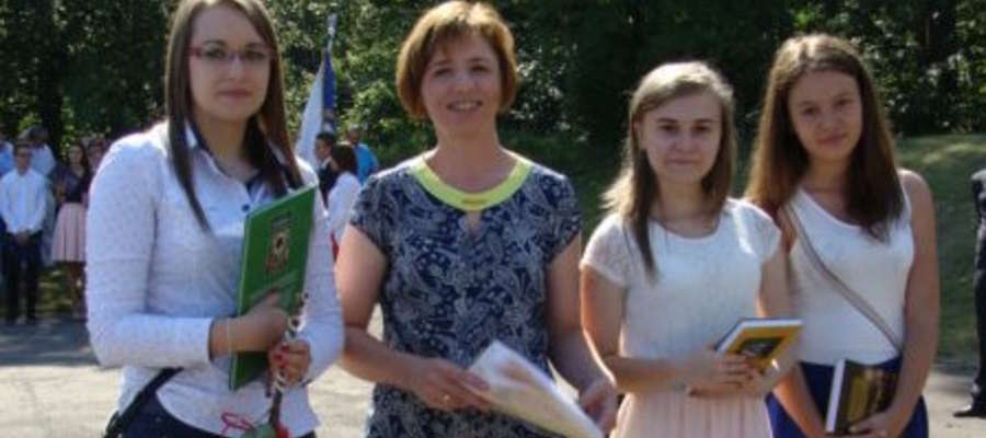 Agnieszka Tańska (druga od lewej) podczas zakończenia roku szkolnego w ZSZiO