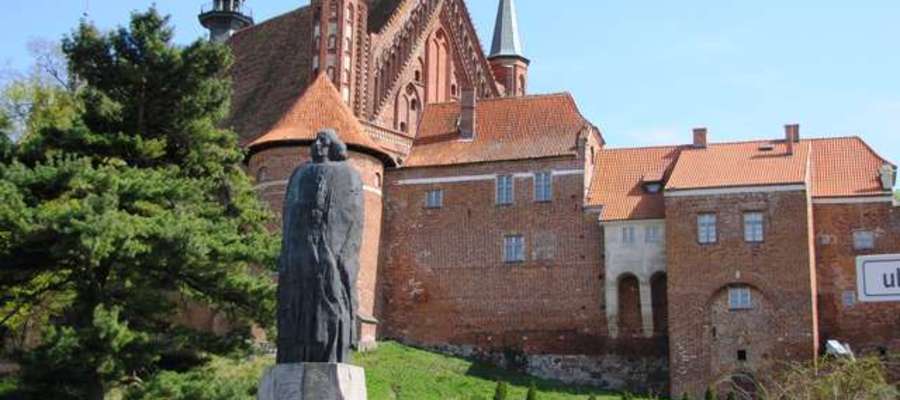 Pomnik Kopernika przed katedrą we Fromborku