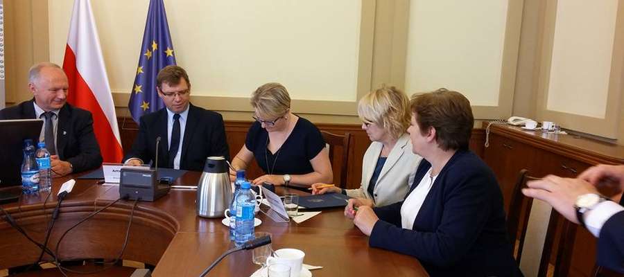Delegacja powiatu kętrzyńskiego podpisała umowę o dofinansowanie przebudowy drogi Plenowo-Widryny.