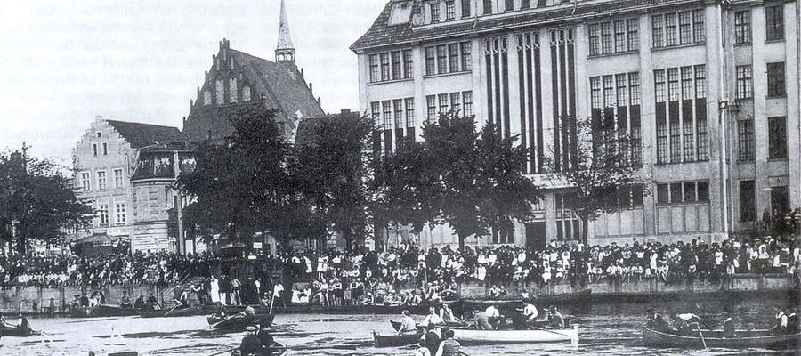 Zdjęcie z 1927 r. Zawody piłki wodnej na rzece Elbląg z okazji Dnia Robotnika Rzeszy. Takie imprezy, organizowane na świeżym powietrzu, cieszyły się dużym zainteresowaniem mieszkańców miasta