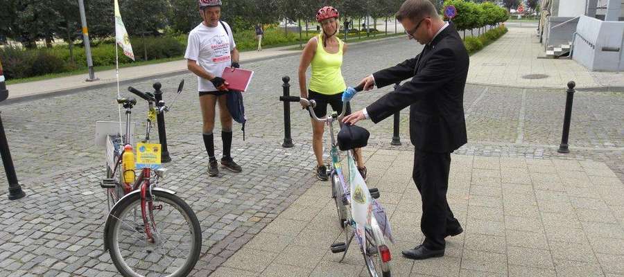Z rowerzystami spotkał się i życzył im dalszej udanej podróży wiceprezydent Elbląga Jacek Boruszka