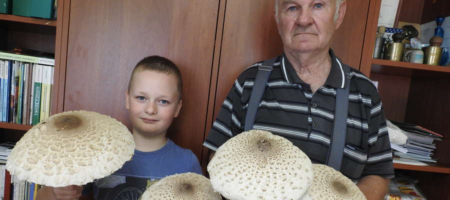 Dziadek Władysław i wnuk Łukasz prezentują znalezione sowy