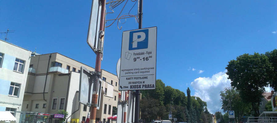 Jedno ze zdjęć zawartych we wnioskach do burmistrza Bartoszyc i przewodniczącego RM. Tę tablicę autor nazywa "tablicą reklamową".