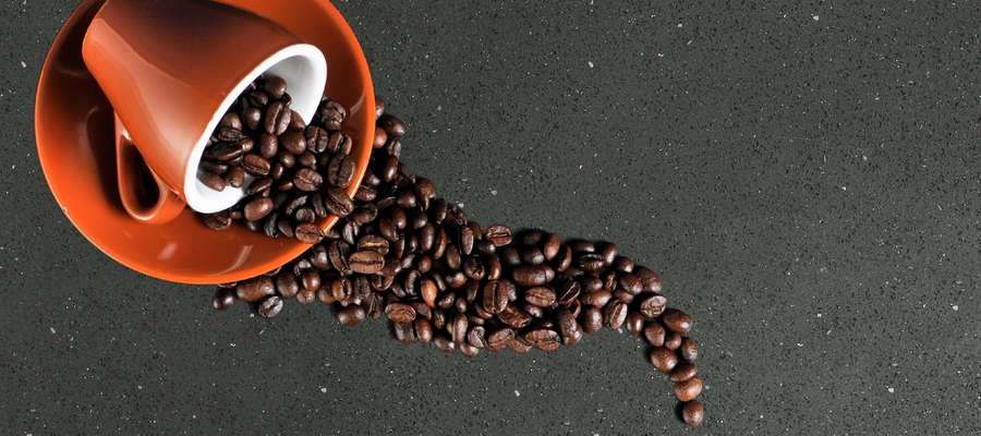 Szary kolor nie jest monotonny, a pierwsza poranna kawa w ładnych, połyskujących okolicznościach z pewnością wprawi nas w dobry nastrój na cały dzień