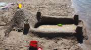 Budowa zamków z piasku na plaży