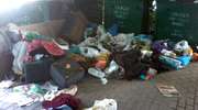 Pełno śmieci wokół pojemników, pomimo miejsca w kontenerach 