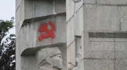 Czerwony sierp i młot na "szubienicach" w Olsztynie. Farbę będzie musiało usunąć miasto