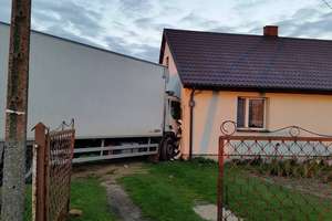 Tir staranował dom. Dwie osoby spały  w środku