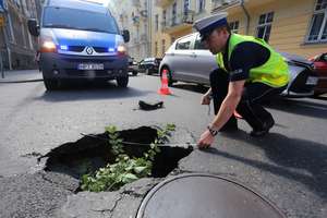 Dziura w jezdni sparaliżowała Zatorze w Olsztynie