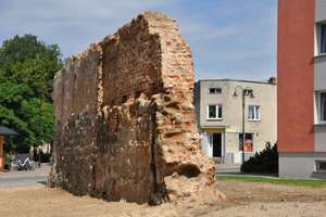 Zniknął najstarszy budynek w Suszu, ale odsłonięto tym samym zabytkowy mur obronny 