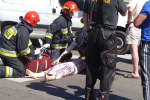 Wypadek na Rycerskiej. Kierowca peugeota potrącił kobietę [zdjęcia]