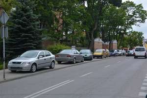 Parkowanie bez głowy w centrum Olecka