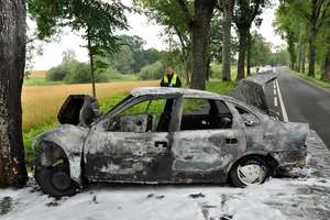 Samochód uderzył w drzewo i spłonął doszczętnie. Dwie osoby z auta uratował żołnierz