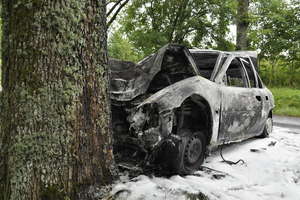 Samochód uderzył w drzewo i spłonął doszczętnie. Dwie osoby z auta uratował żołnierz