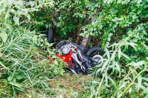 Kursantka na motocyklu wpadła do przydrożnego rowu [zdjęcia]