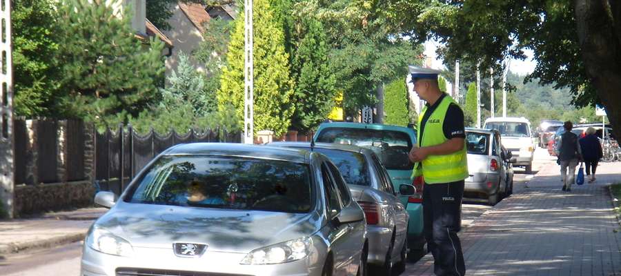 Za każdym razem policjanci podejmujący interwencję na ul. Sienkiewicza w Piszu zastają kilkanaście nieprawidłowo zaparkowanych aut