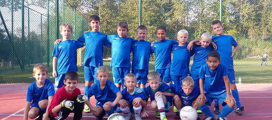 
Młodzi piłkarze trenujący pod okiem Rafała Jakimczuka mają już za sobą starty w turniejach piłki nożnej