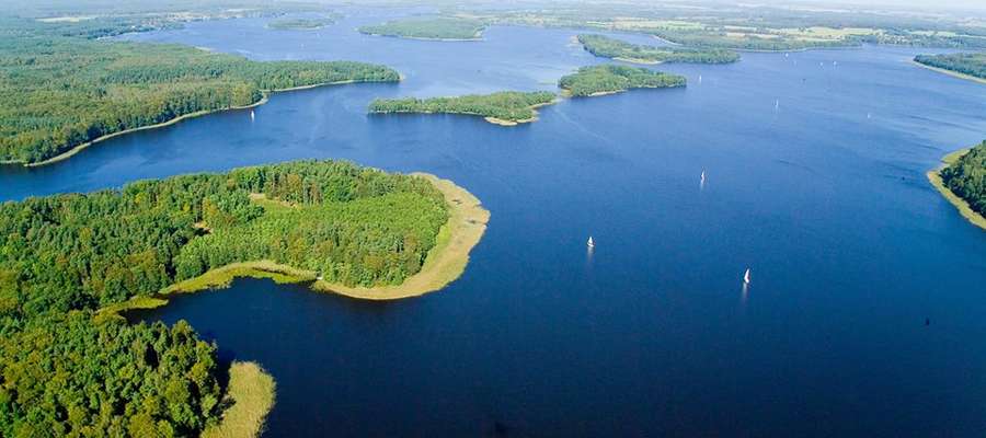 Geocaching cieszy się dużym powodzeniem także w regionie Warmii i Mazur, a przede wszystkim nad Jeziorakiem, gdzie założono już tysiąc specjalnych skrytek