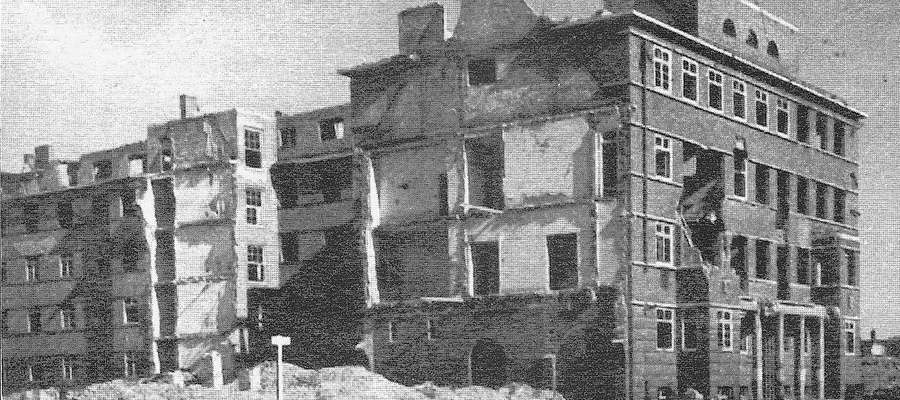 Dzisiejszy hotel Arbiter po 1945 r., skrzydło od ul. Giermków. Kabel telefoniczny w stronę Junkerstrasse (Giermków) został przerwany w czasie, gdy płk  Schoepffer przekazywał meldunek