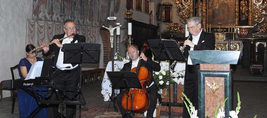 Kawartet PRO MUSICA ANTIQUA w prezbiterium kościoła