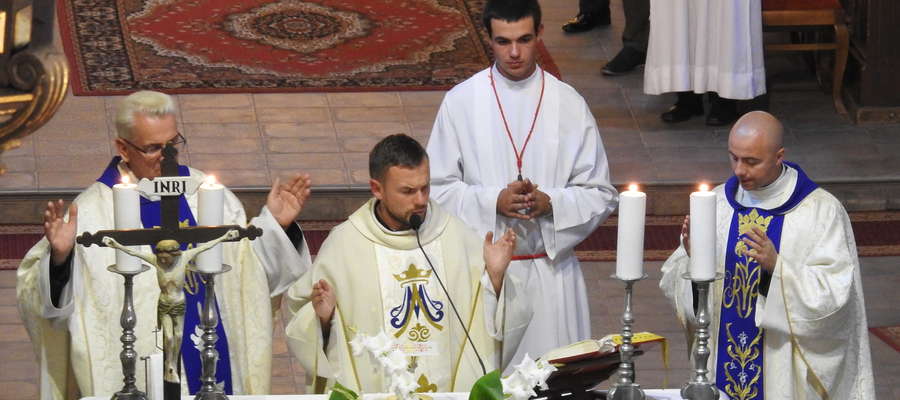Ks. Jakub Maciejko (w środku) podczas pożegnalnej mszy świętej