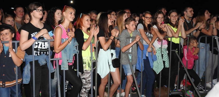 Młodzi fani zespołu LemON na wieczornym koncercie w Nowym Mieście 