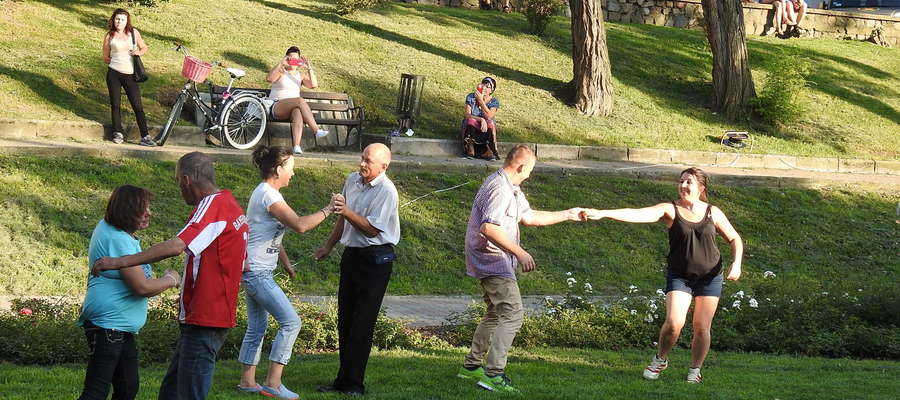 Zebrani słuchacze poderwali się również do tańca na trawie.