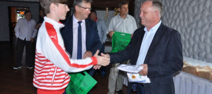 Pamiątki gościom z Irlandii wręczał burmistrz Susza Krzysztof Pietrzykowski i  Krzysztof Bączek, prezes suskiego klubu, który obchodził jubileusz
