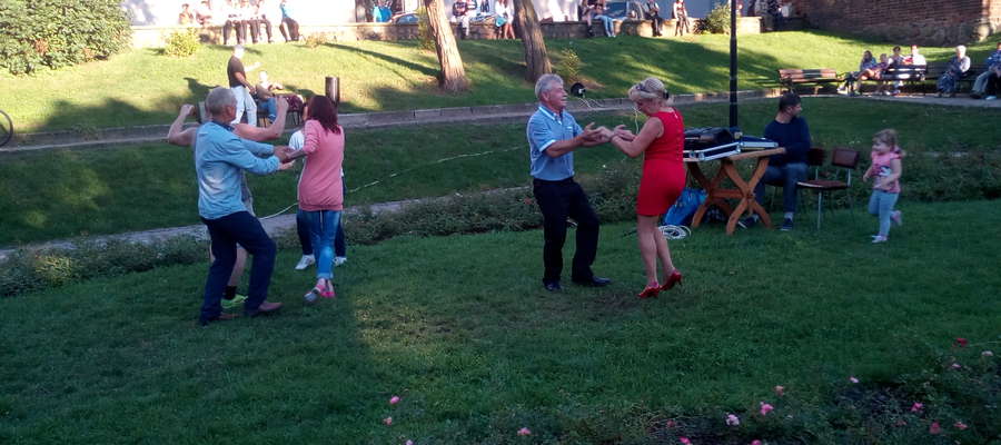 Jeden z koncertów w Ogrodzie Róż porwał nowomieszczan do tańca