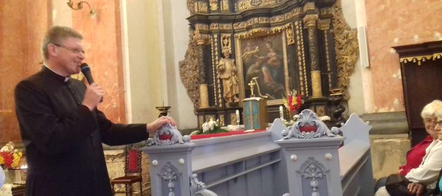 Proboszcz parafii w Krośnie ks. Michał Rosengal przedstawia historię sanktuarium