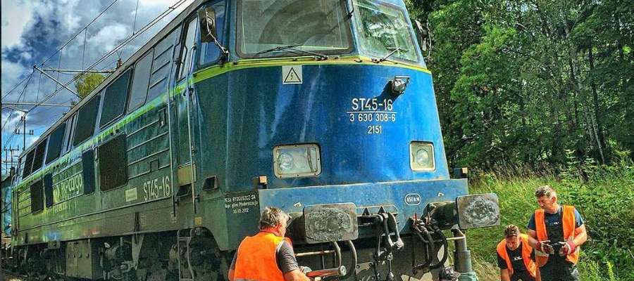 Precyzyjna operacja ustawiania na tor wykolejonej lokomotywy w Gutkowie k. Olsztyna