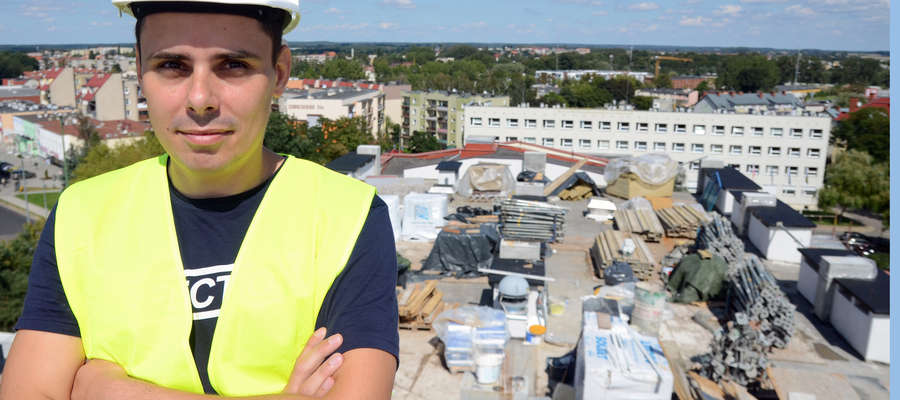Inżynier Marcin Toczek osobiście nadzoruje wszystkie prace. W tle plac budowy, czyli dach szpitala 