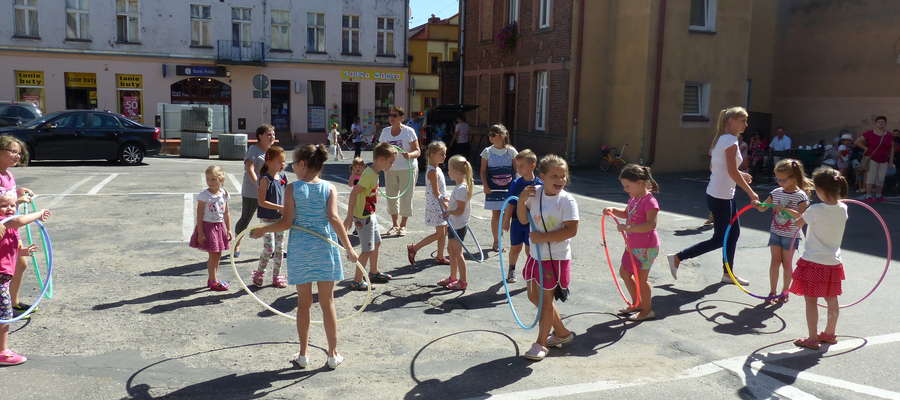 Dzieci świetnie bawiły się podczas kręcenia hula – hoop