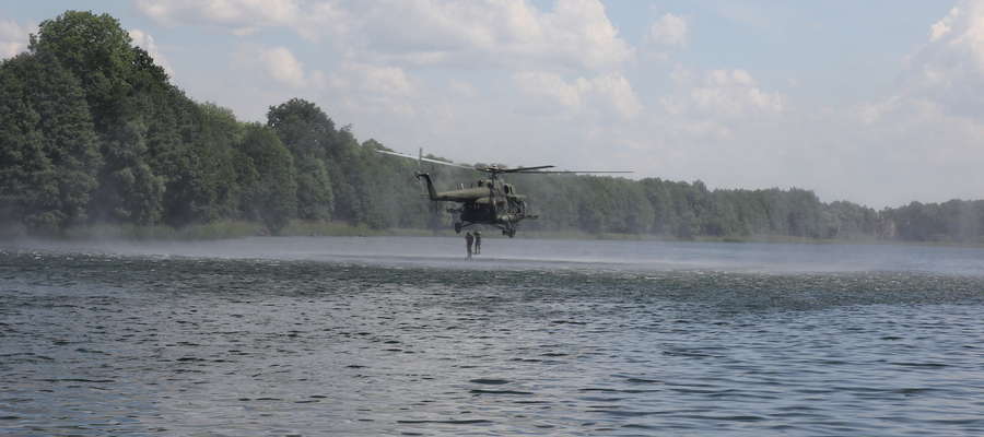A tak ćwiczyli żołnierze wojsk specjalnych na jeziorze Sajmino podczas niedawnych targów Pro Defense