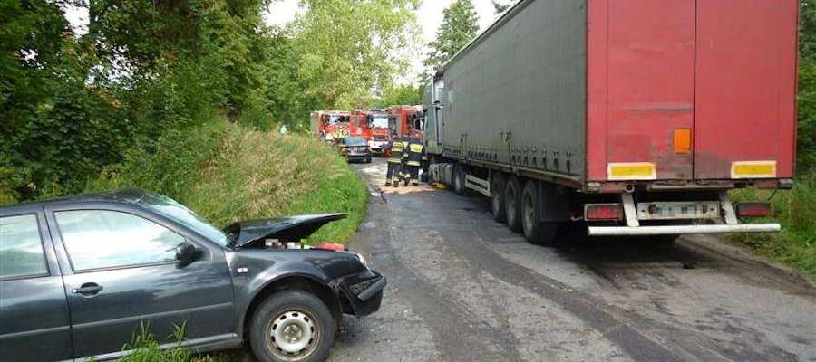 W pobliżu miejscowości Paprocina doszło do zderzenia osobówki z samochodem ciężarowym.
