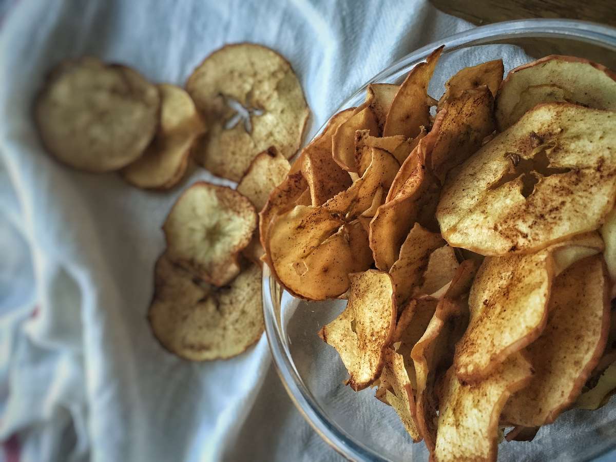W domu możemy zrobić zdrowszy odpowiednik chipsów, np. z jabłek