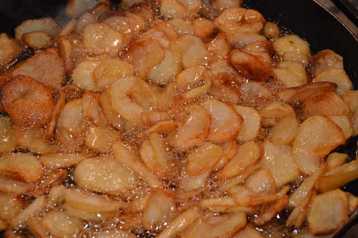 Gotowanie chipsów w gorącym oleju zamienia tłuszcze nienasycone w tłuszcze trans, odpowiadające za otyłość