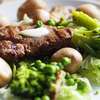 Przepis na obiad — medaliony wołowe z sosem grzybowym i zielonymi warzywami