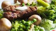 Przepis na obiad — medaliony wołowe z sosem grzybowym i zielonymi warzywami