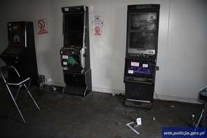 Okradli automaty do gier, a wyniesione maszyny zostawili w lesie
