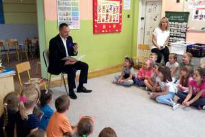 Burmistrz miasta czyta dzieciom bajki